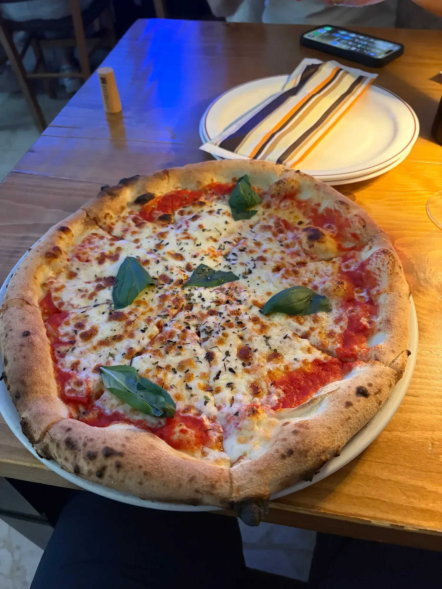 Nice setting for a pizza